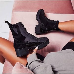 CommandiO Boot “Black Patient Leather”